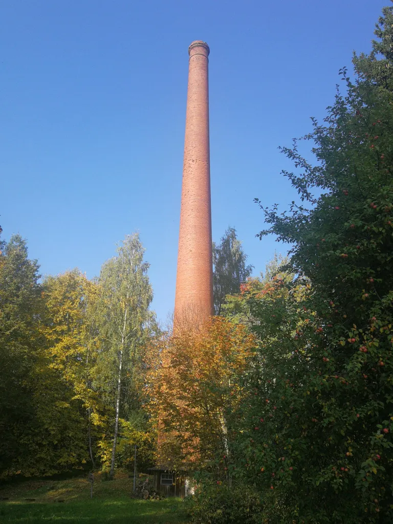 Leevaku sümbol, telliskorsten – kõrge telliskorsten aastaarvuga 1923 ja selle all saunamaja. Naljatades hüütakse seda korstnat maailma kõrgeimaks saunakorstnaks.