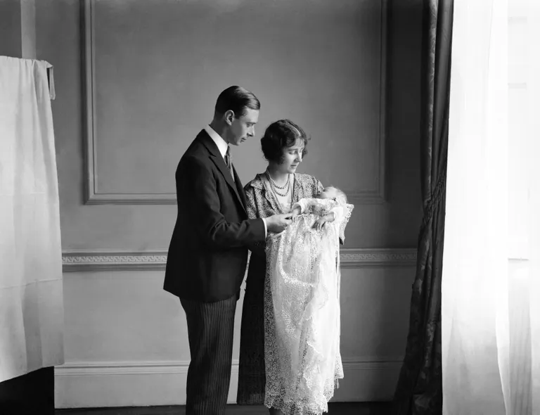 Väike printsess Elizabeth koos ema ja isaga 1926. aastal