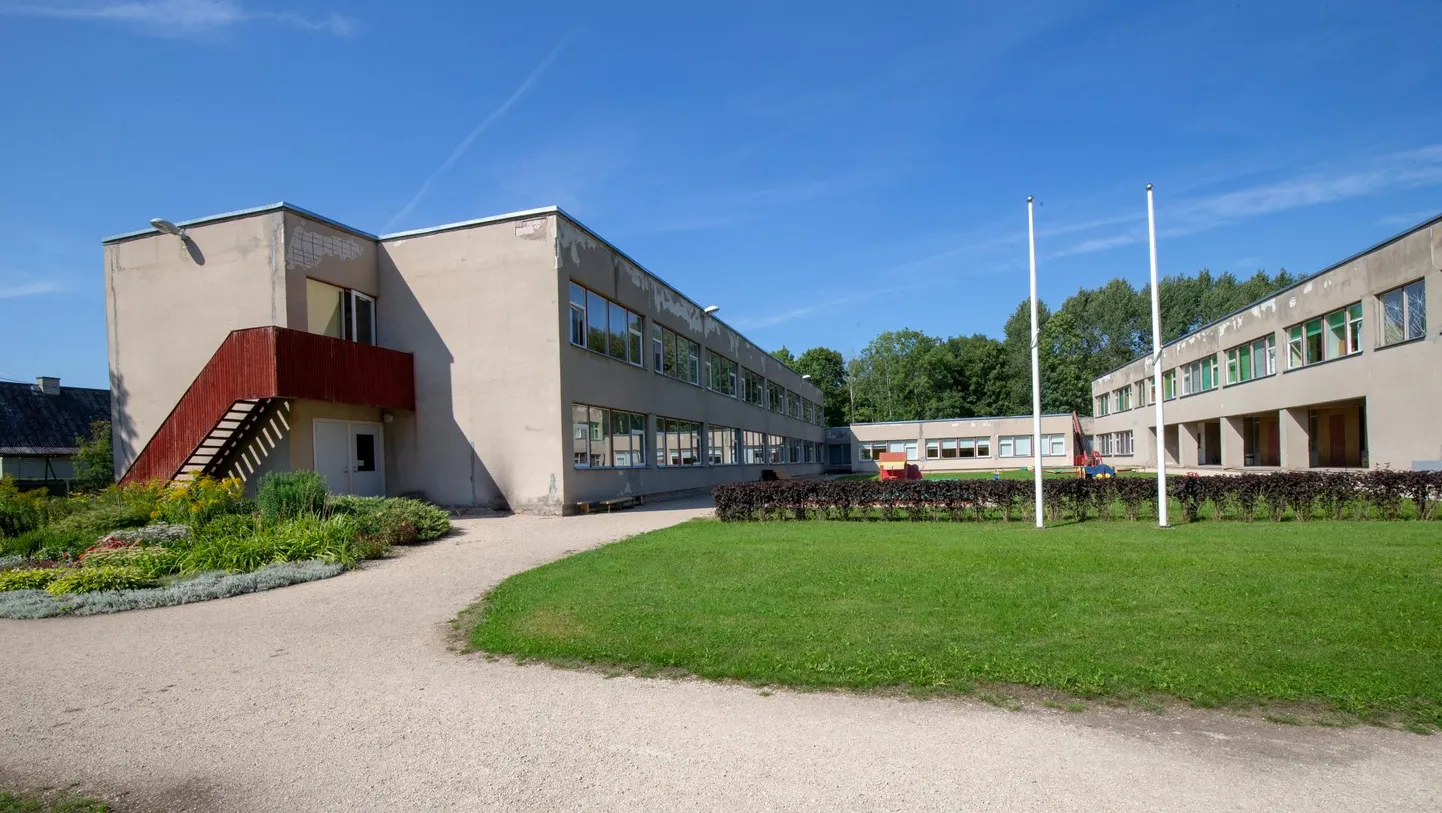 Lasteaed-Algkool Tõruke. Tegutses aastani 2005. Praegu asub seal lasteaed Tõruke.