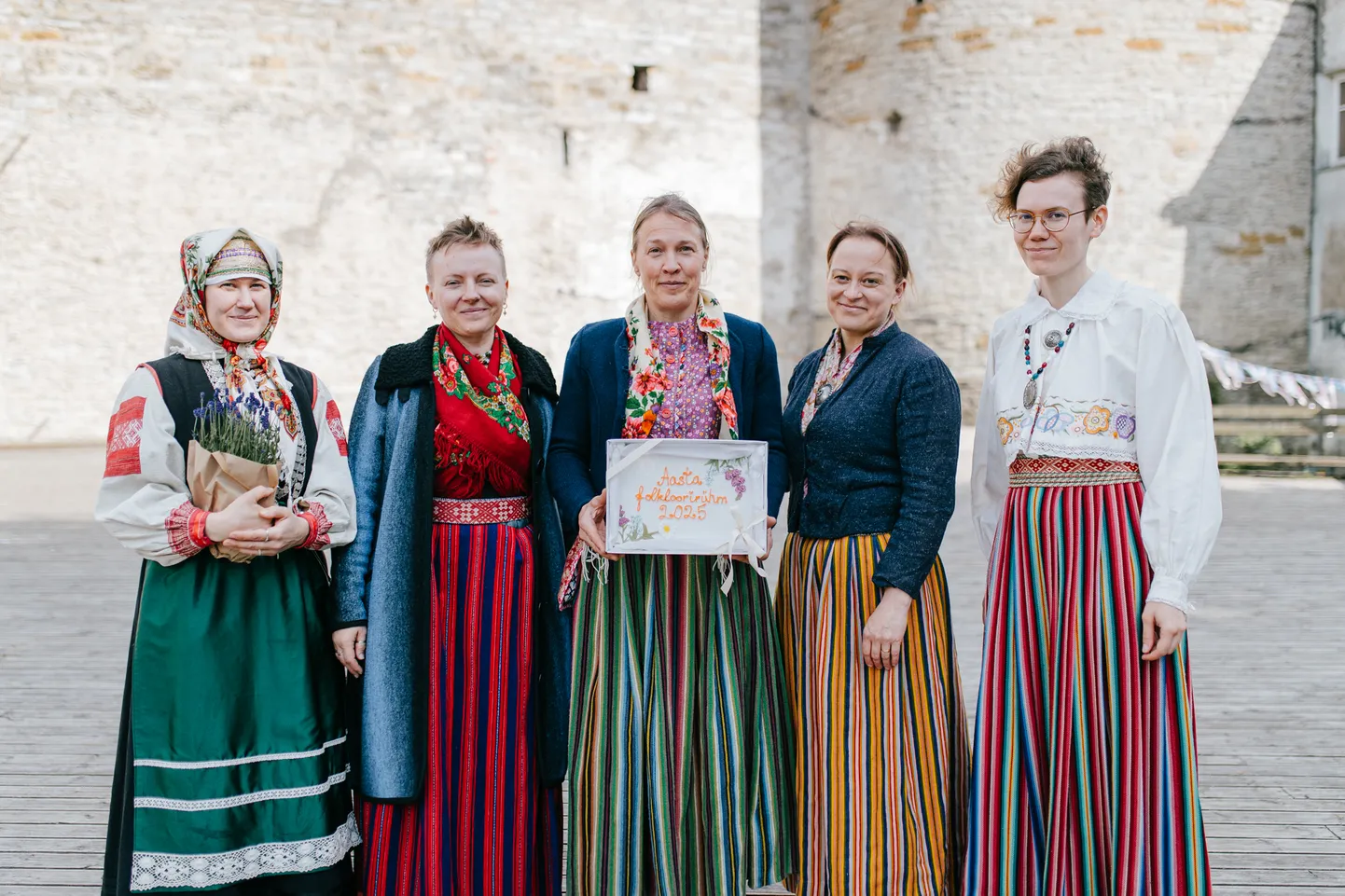 Eesti folkloorinõukogu pärjas aasta folkloorirühma tiitliga Tartu regilauluansamblit Väike Hellero, mis on tegutsenud juba kolmkümmend aastat.