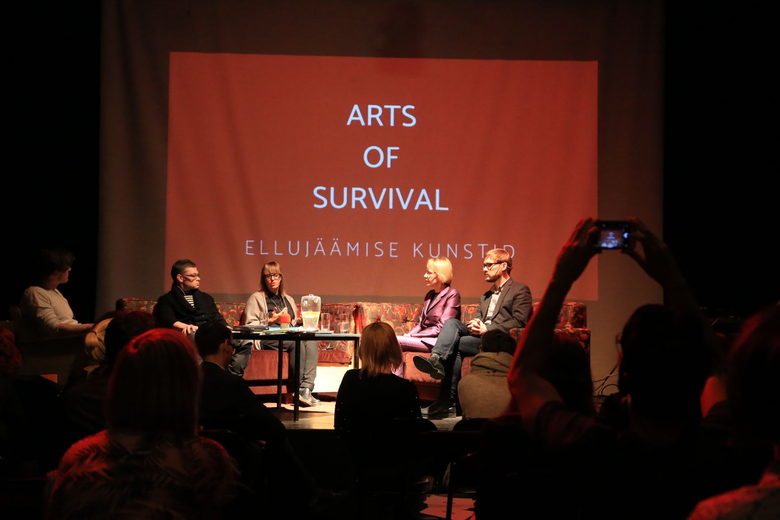 Rahva ees olid Märt Põder (vasakult), Berk Vaher, Karin Bachmann, Anneli Saro ja Rannar Raba, kes esitasid arvamusi kultuuripealinna taotlusraamatu pealkirjast.