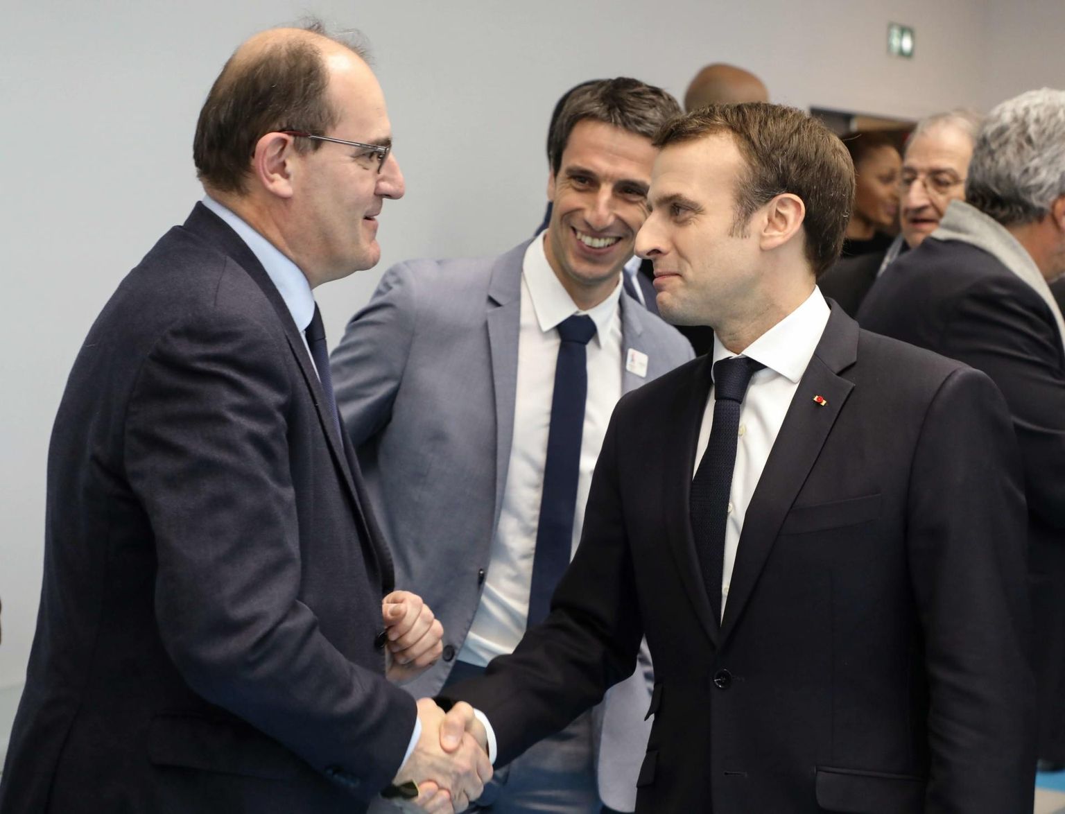 Prantsusmaa president Emmanuel Macron (paremal) kätlemas värske peaministri Jean Castexiga mullu aasta alguses, kui Castex sai ülesande koordineerida ettevalmistusi 2024. aasta Pariisi olümpiamängudeks.