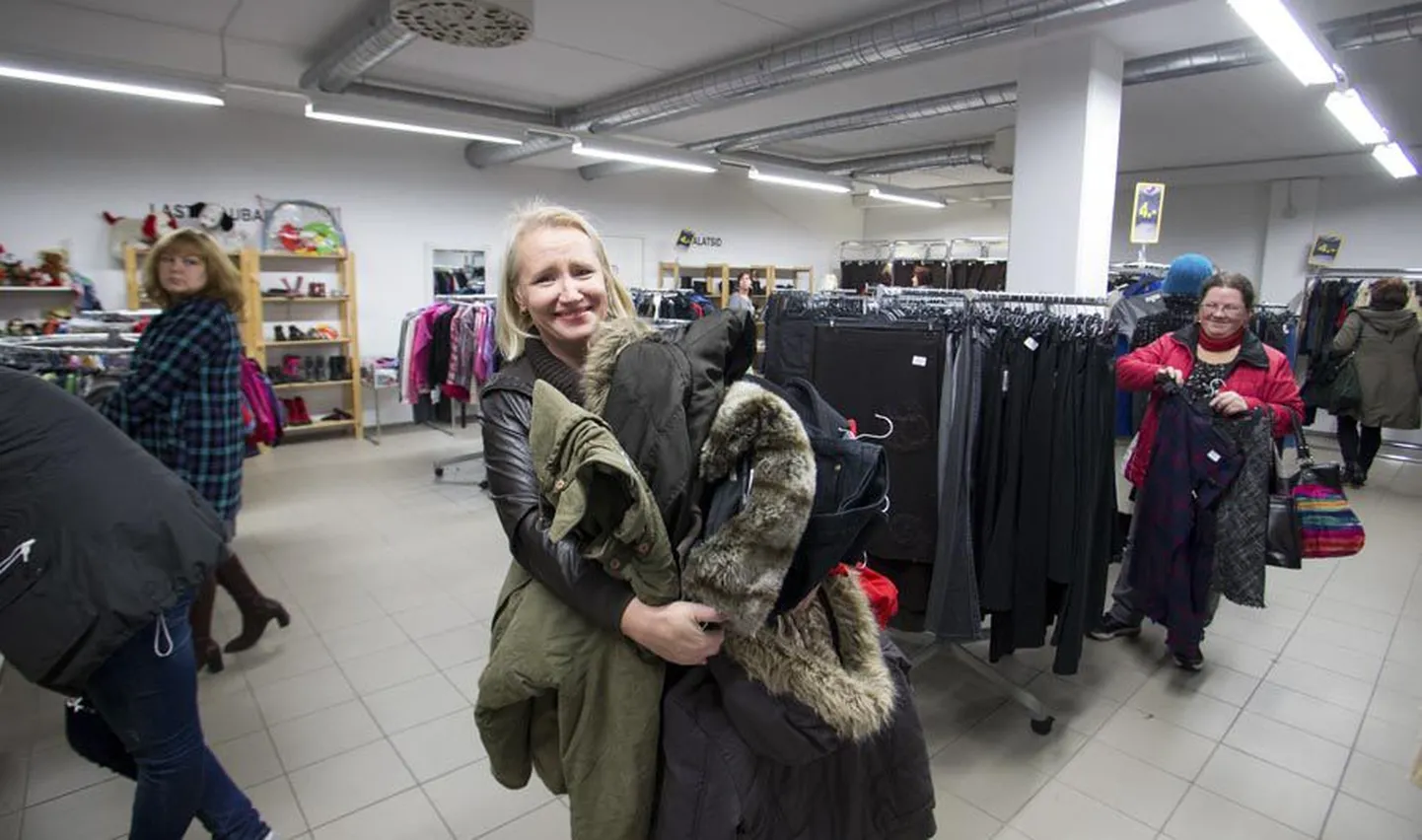 Ostlemine pole kerge töö. Uue kauba üksipulgi läbisortimine võttis Humana püsikundel Külli Koigil novembri esimesel esmaspäeval aega umbes kolm tundi. Kokku sooritas siis ostu 386 inimest.