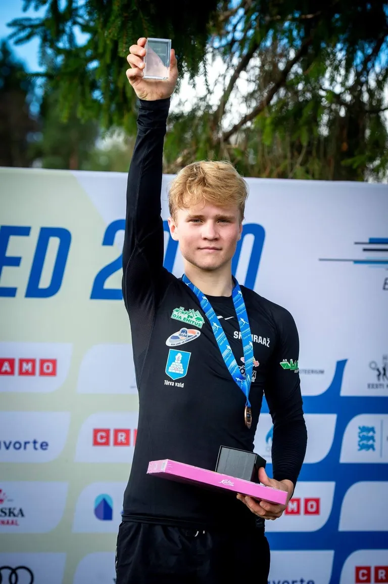 Romet Kivi rekordi eest saadud meenega