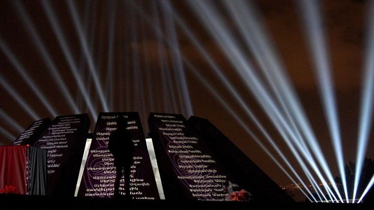 В Ереване жертв резни 1915 года ежегодно поминают на мемориале на холме Цицернакаберд. На фото - День геноцида в 2020 году