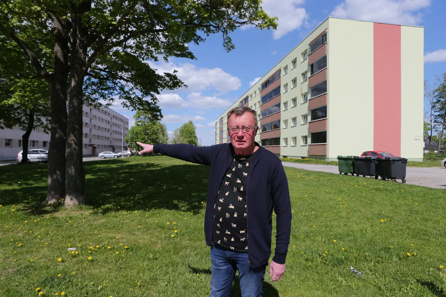 Märja elanik Vambola Paavo näitab näpuga oma maja poole. Sel talvel tuli temal ja kõigil teistel Märja kortermajade elanikel taas rinda pista soojakatkestustega.