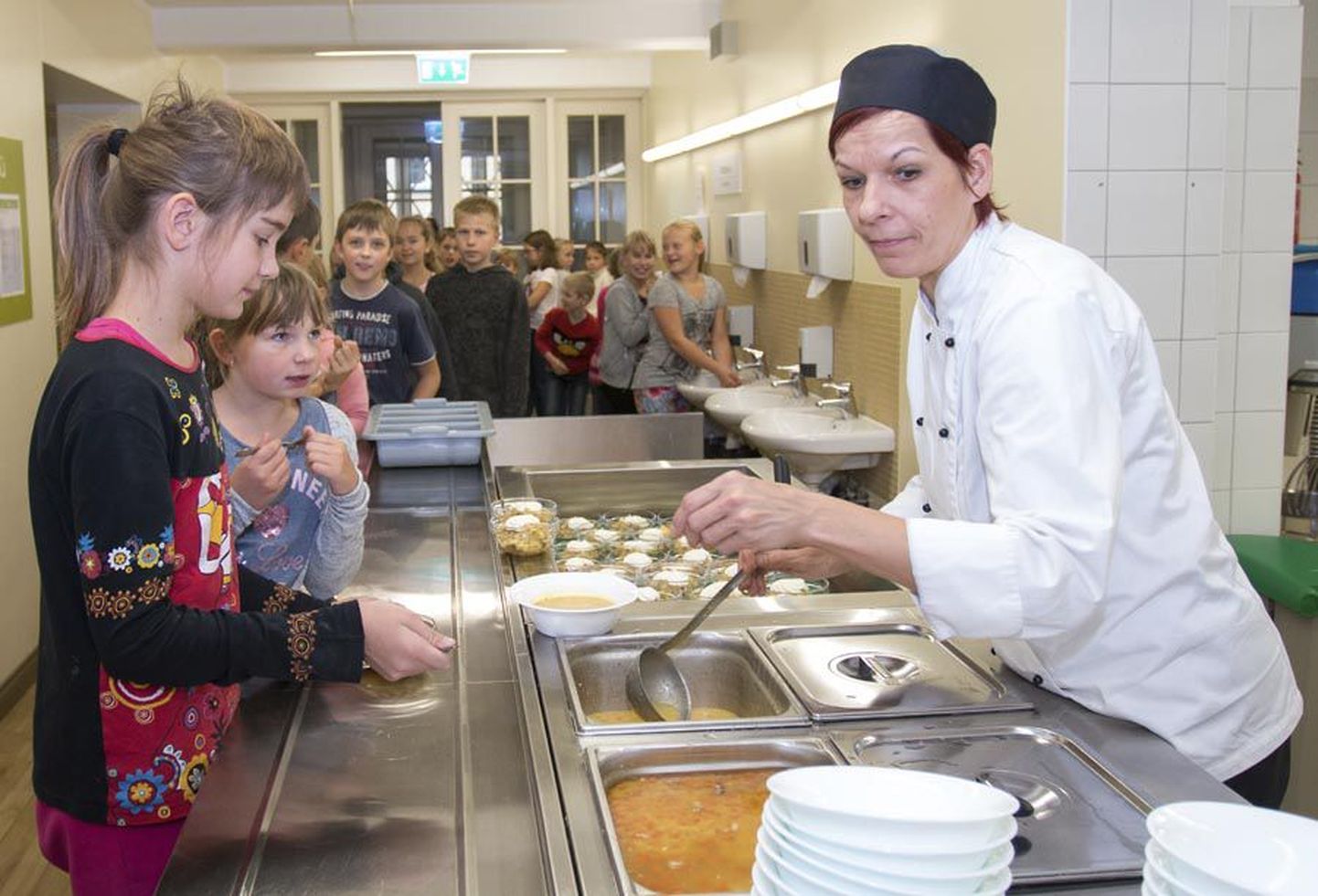 Enamikus Eesti omavalitsustes, sealhulgas Viljandis pakutakse praegu lastele koolipäeva jooksul niinimetatud tasuta lõunat, mille eest vanemad tasuvad maksumaksjatena kaudselt. Mõnes paigas küsitakse peredelt siiski ka otsest osalust.