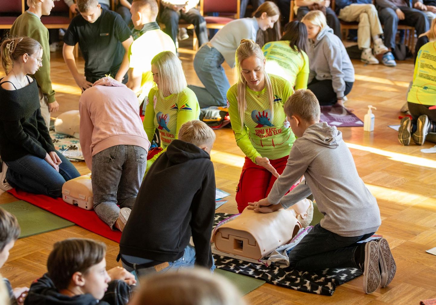 Tartu kiirabi töötajad õpetasid üle-euroopalisel südame taaskäivitamise päeval Kesklinna kooli VIII ja IX klassi õpilastele südamemassaaži tegemist.