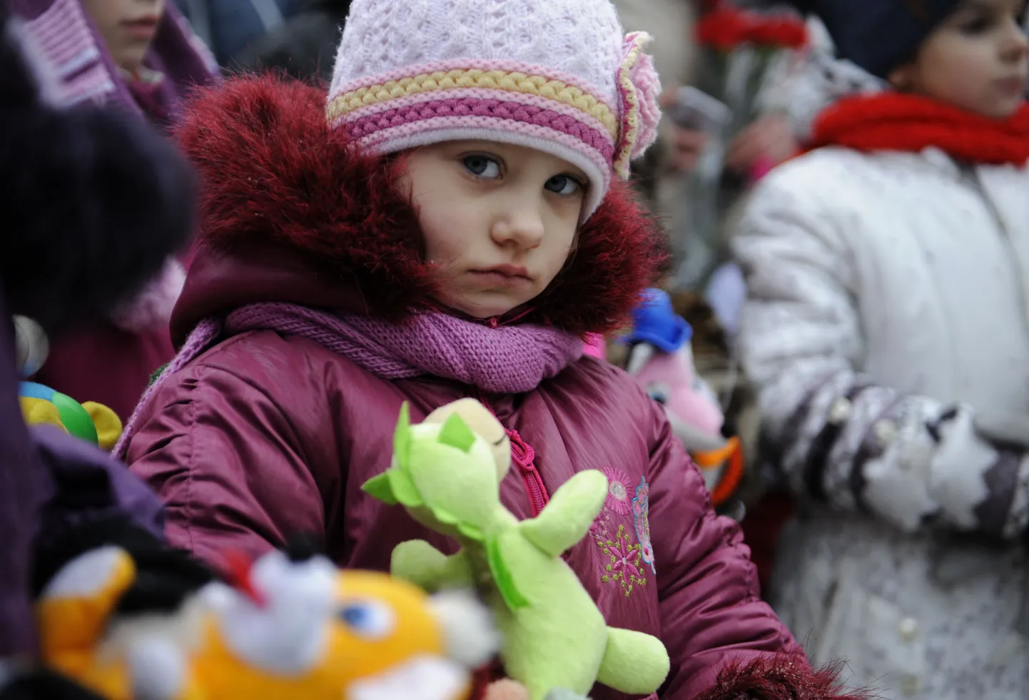 Möödunud kuul peeti Donetskis mälestusteenistus mürsurünnakutes hukkunud laste mälestuseks. Lapsed asetasid mälestussamba juurde lilli ja mänguasju.