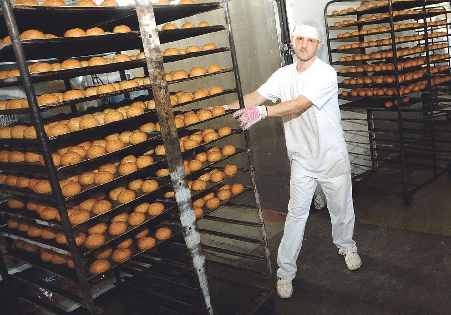 Задача работника пекарни Янека Мюрисеппа – поставить поддоны с булочками в печь и ждать, пока они не подрумянятся.