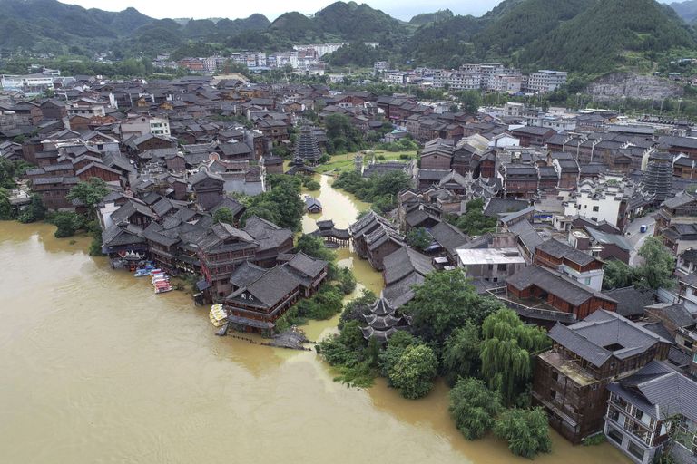 Iidset Xiasi linna 2020. aasta juunis tabanud üleujutus Hiina edelaosas asuvas Guizhou provintsis. Üleujutused ja mudalaviinid on Hiinas tugevate paduvihmade järel sage nähe.