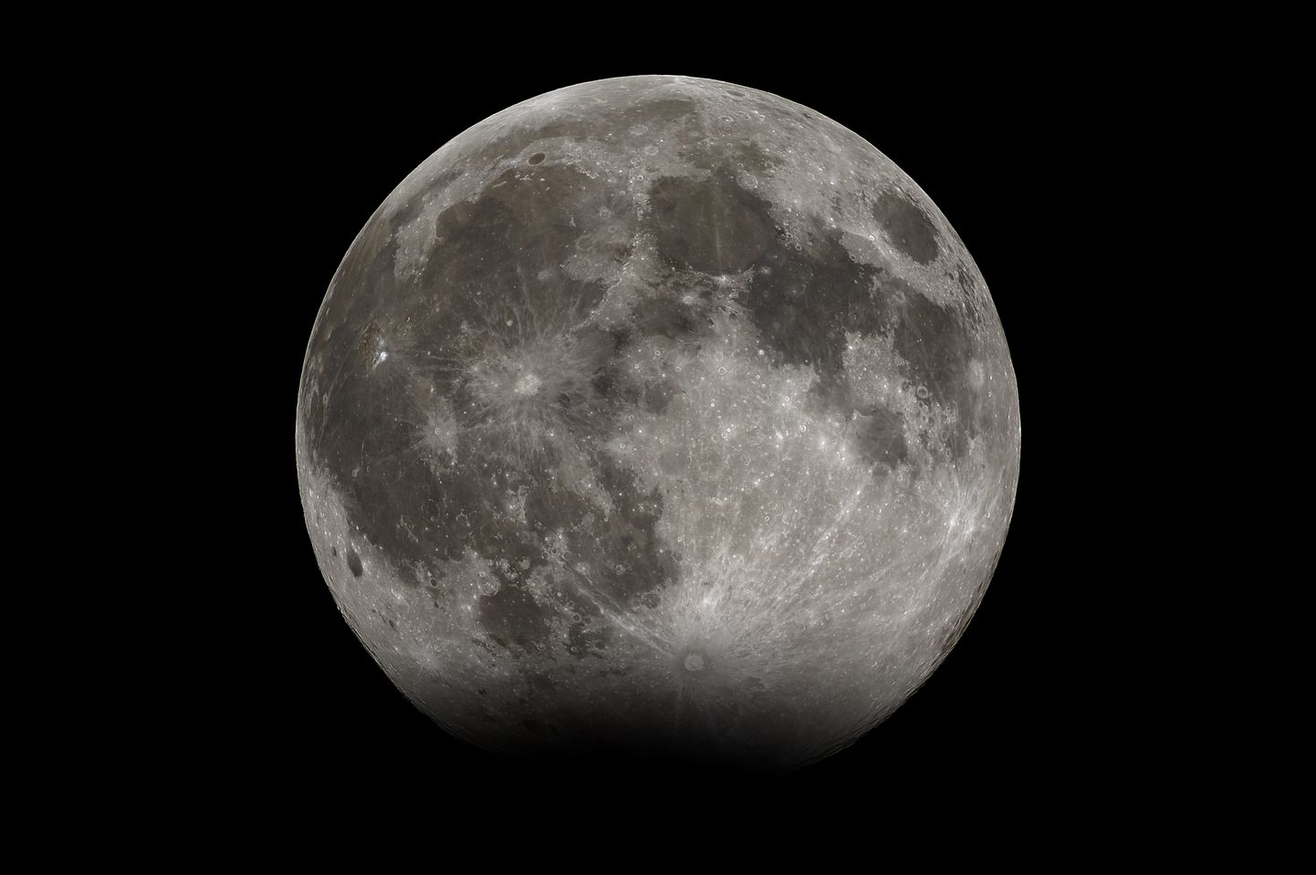 Umbes selline võib laupäevase kuuvarjutuse tipuhetk teleskoobis välja näha. Lisaks täisvarjule paistab terve Kuu tavalisest ka veidi tumedam. Foto Kuust on tehtud eelmise aasta jaanuaris Tõrvast.