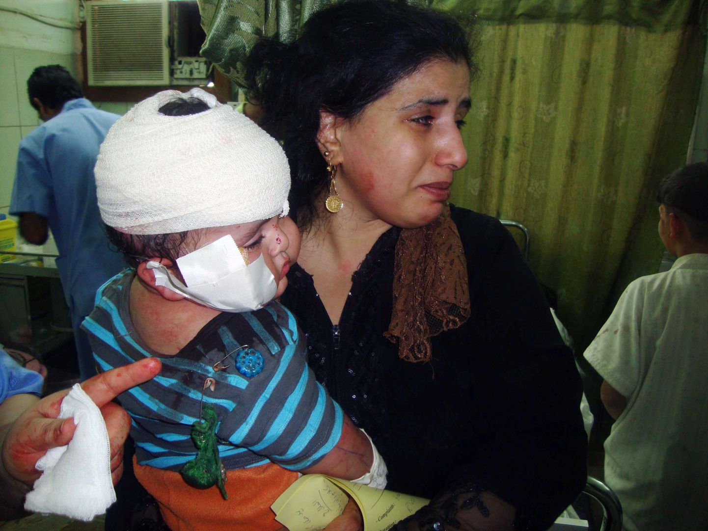 Iraagi suitsiidiplahvatustes on lapsed olnud nii ründajaiks kui ohvreiks. Pildil on Bagdadi naine oma aprillikuises plahvatuses viga saanud lapsega.