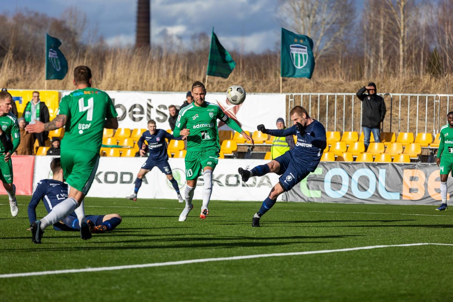 Paide linnameeskond (sinises) jäi pühapäeval kodustaadionil Tallinna FCI Levadiale alla 0:1.