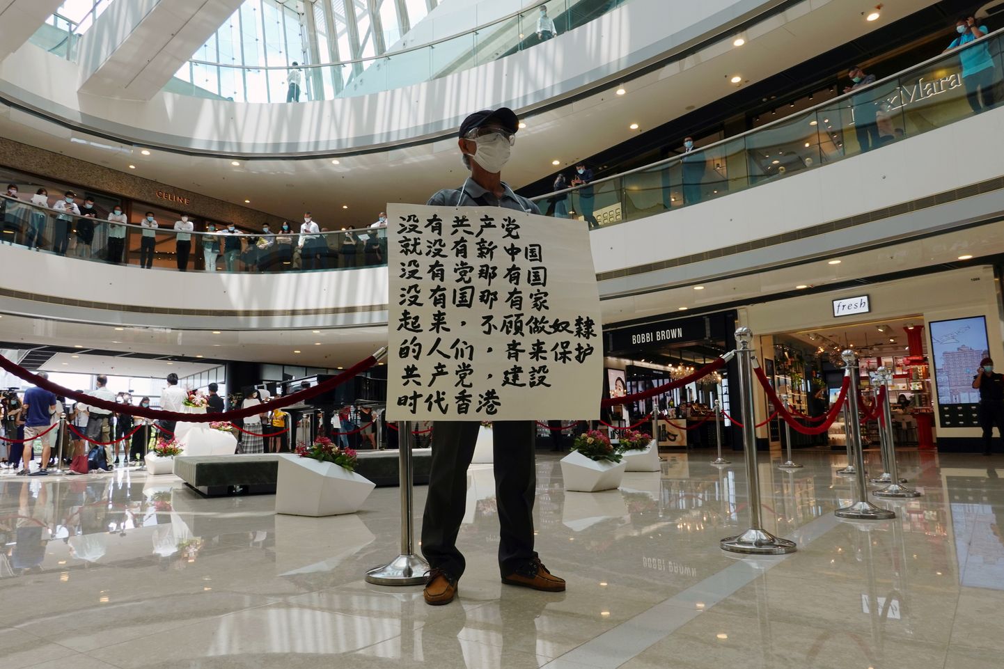 Demokraatiameelne aktivist Hongkongi kaubanduskeskuses protestimas.