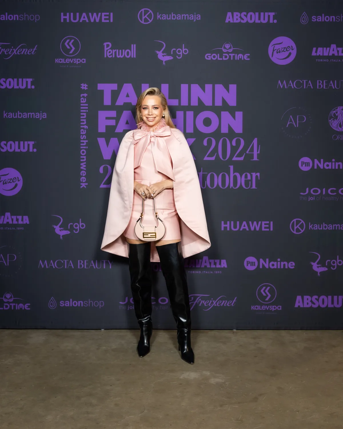 Moekuulsus Lätist. Alina Keller kannab pealaest jalatallani Läti disainerite rõivaid, kuid aksessuaarid on luksusmärkidelt. Selline Fendi käekott ületab mõne inimese kuupalga, samuti pikad Balenciaga saapad. Mahe puudriroosa toon on aga kindel nipp, millega pimedas sügises silma jääda.