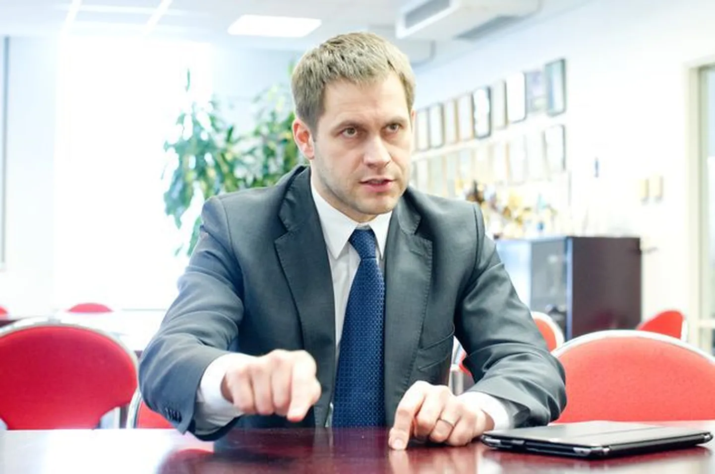 Эльмар Вахер говорит, что с должности гендиректора в политику идти не собирается, а сделать шаг по карьерной лестнице вниз готов всегда