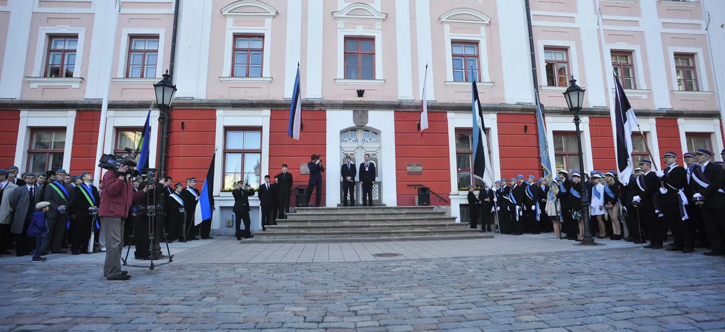 Tudengiühenduste rongkäik ja võimu ülevõtmine Tartus.