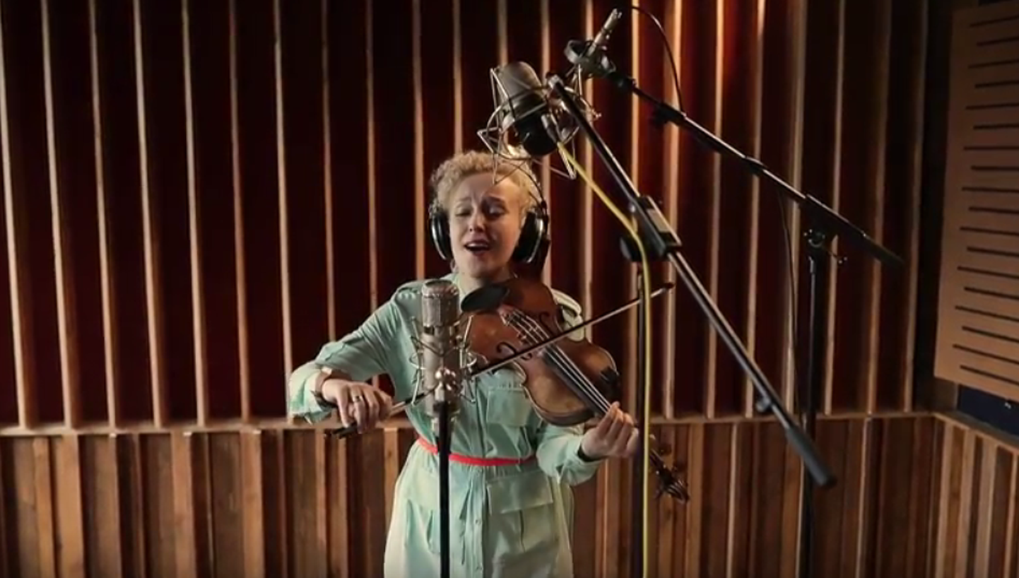 Laulab ja mängib Eeva Talsi. Aasta tagasi parimaks Euroopa bluegrassbändiks valitud Curly Stringsi video on Henri Killõ jäädvustanud Clockworki stuudios.