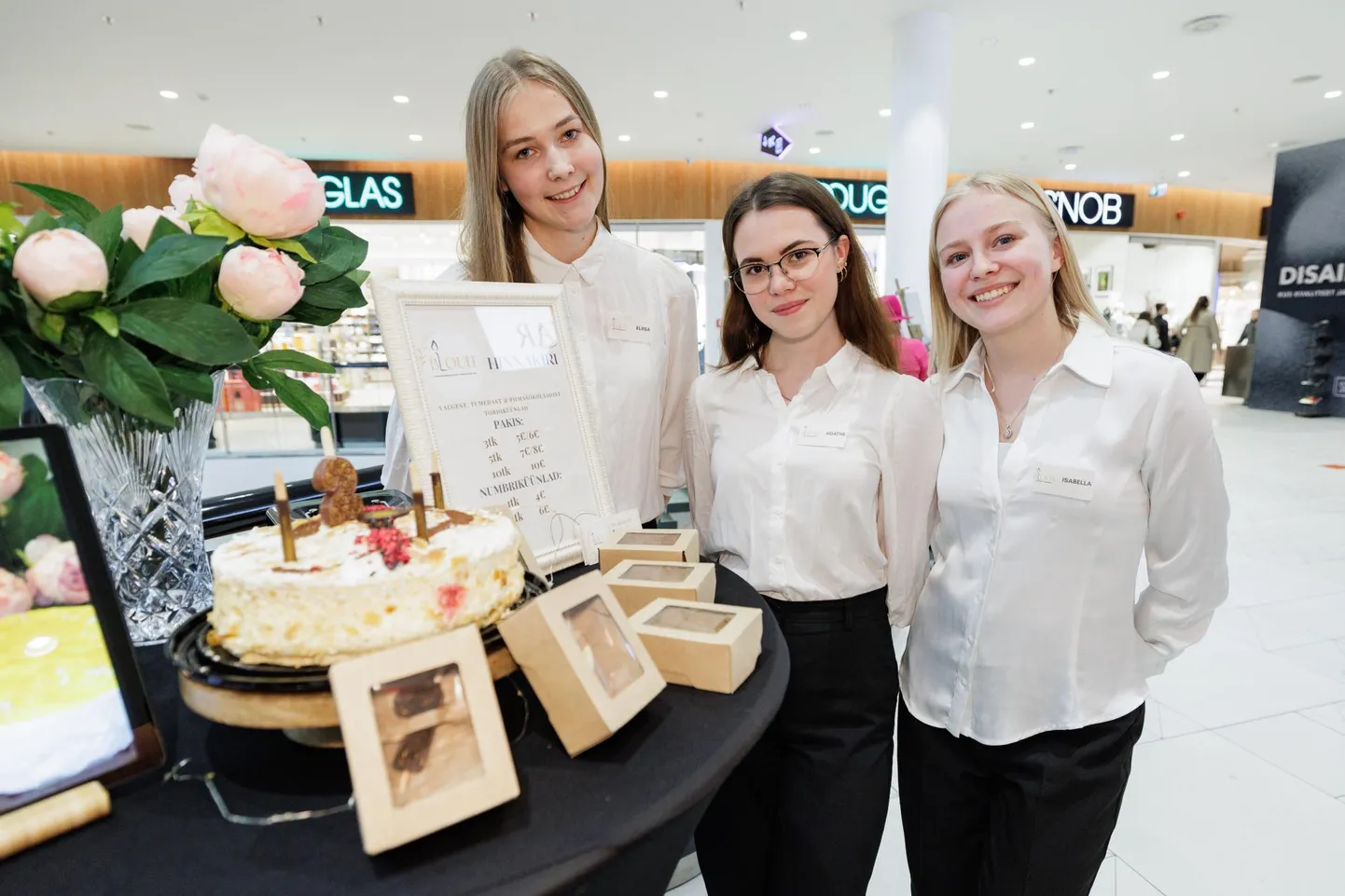 Põlva õpilasfirma Blouit liikmed Eliisa Villako (vasakult), Agathe Ojasaar ja Isabella Puusepp üleriigilise konkursi finaalis Solarise keskuses.