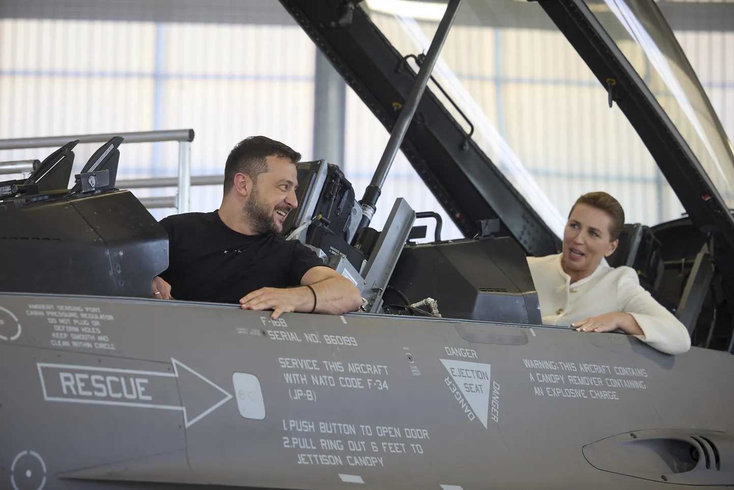 President Volodõmõr Zelenskõi koos Taani peaminister Mette Frederikseniga F-16 hävitaja pardal, 20. augustil 2023. aastal.