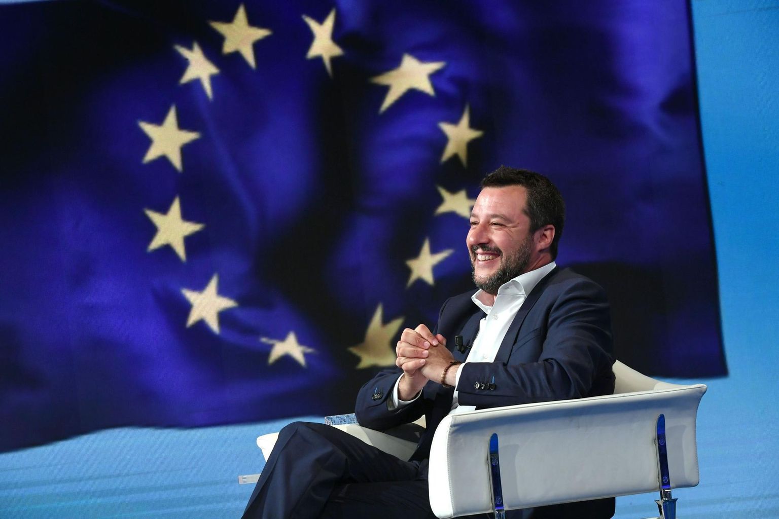 Itaalia asepeaminister ja siseminister Matteo Salvini võib lubada endale rahulolevat muhelust: tema erakond Liiga kogus Itaalias kõige rohkem hääli ning tema enda käes on Euroopa paremäärmuslaste juhipositsioon ja hoovad lüüa Euroopa Liit vankuma. 