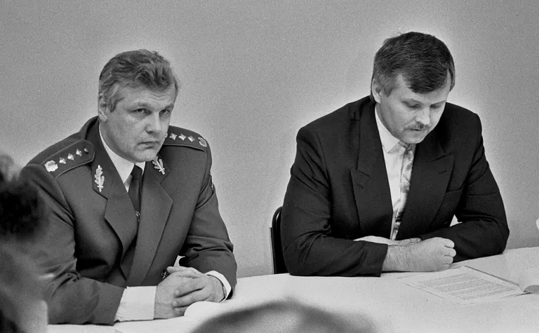 Herman Simm ja Jüri Pihl aastal 1995 siseministeeriumis.