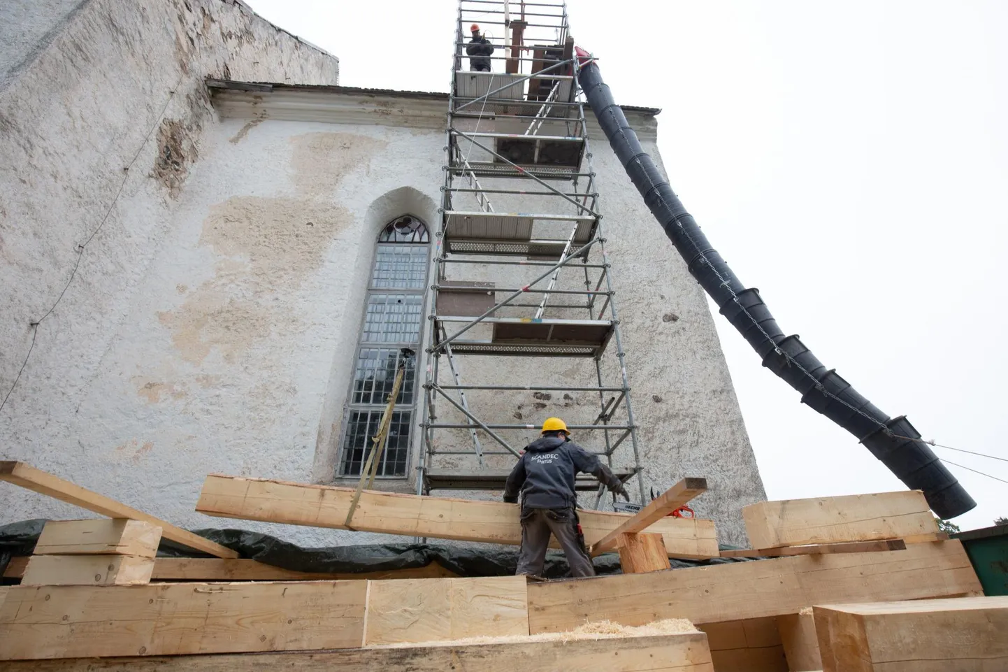 Suure-Jaani luteri kiriku katusekonstruktsioon restaureeritakse ja sellele tuleb uus savikivist katusekate.