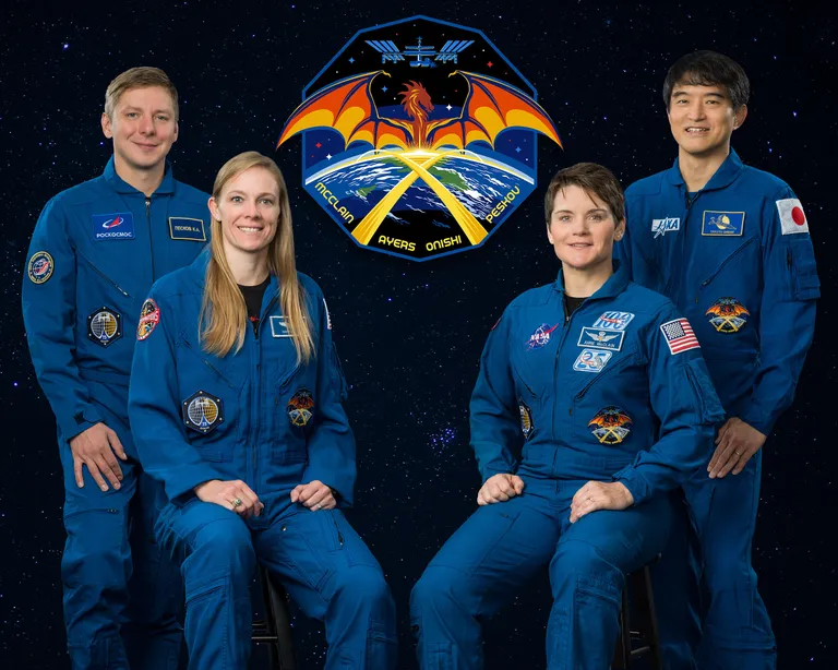 NASA SpaceX Crew-10 ametlik portreefoto, millel on kujutatud (vasakult paremale): missioonispetsialist Kirill Peskov (Roskosmos), piloot Nicole Ayers ja missiooniülem Anne McClain (mõlemad NASA astronaudid) ning missioonispetsialist Takuya Onishi (JAXA, Jaapani Kosmoseagentuur).