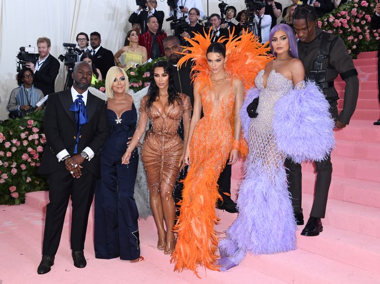 Vasakult: Corey Gamble, Kris Jenner, Kim Kardashian-West, Kanye West, Kendall Jenner, Kylie Jenner ja Travis Scott MET Galal 2019. aastal.