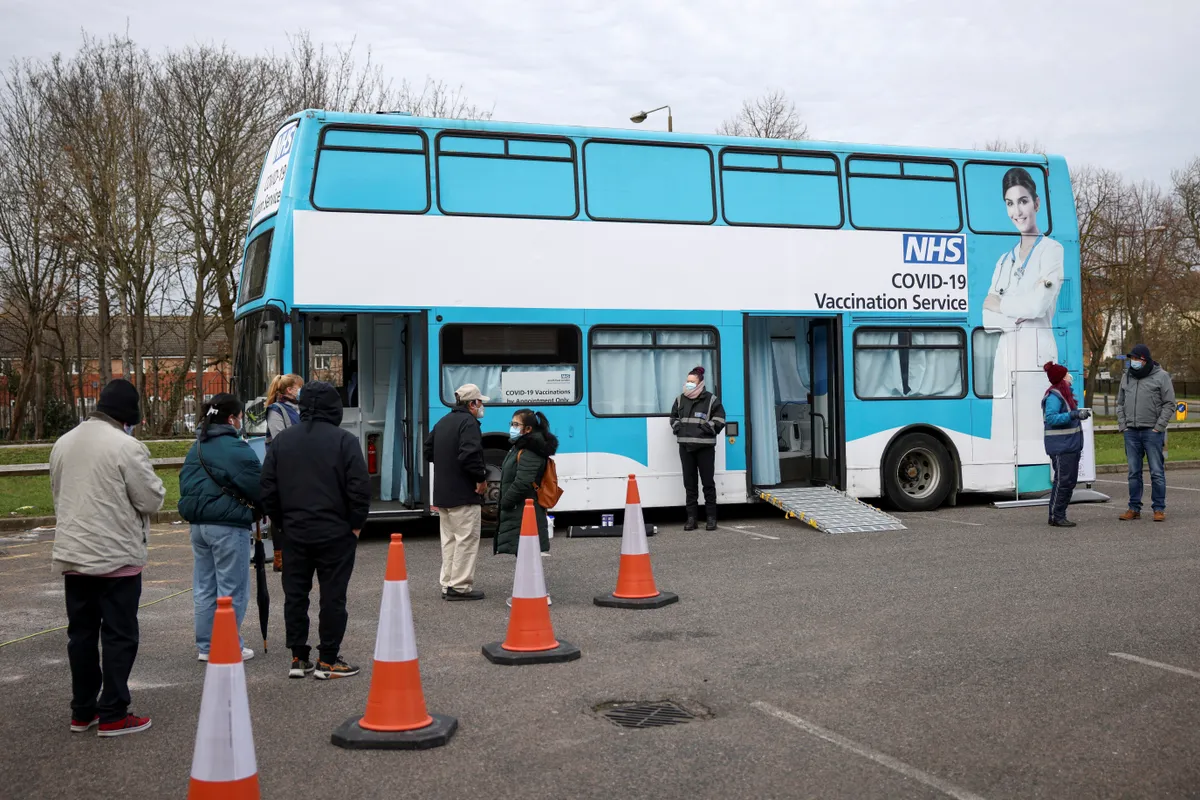Lielbritānijas Nacionālā veselības dienesta (NHS) vakcinācijas autobuss Londonas dienvidaustrumos.