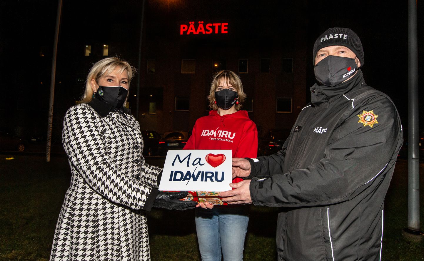 Ida-Virumaa Omavalitsuse Liidu esimees Eve East, turismikoordinaator Kadri Jalonen ja päästeteenistuse juht Ailar Holzmann korraldasid talvel maskide kandmise kampaania. Teema on väga päevakajaline ka praegu.