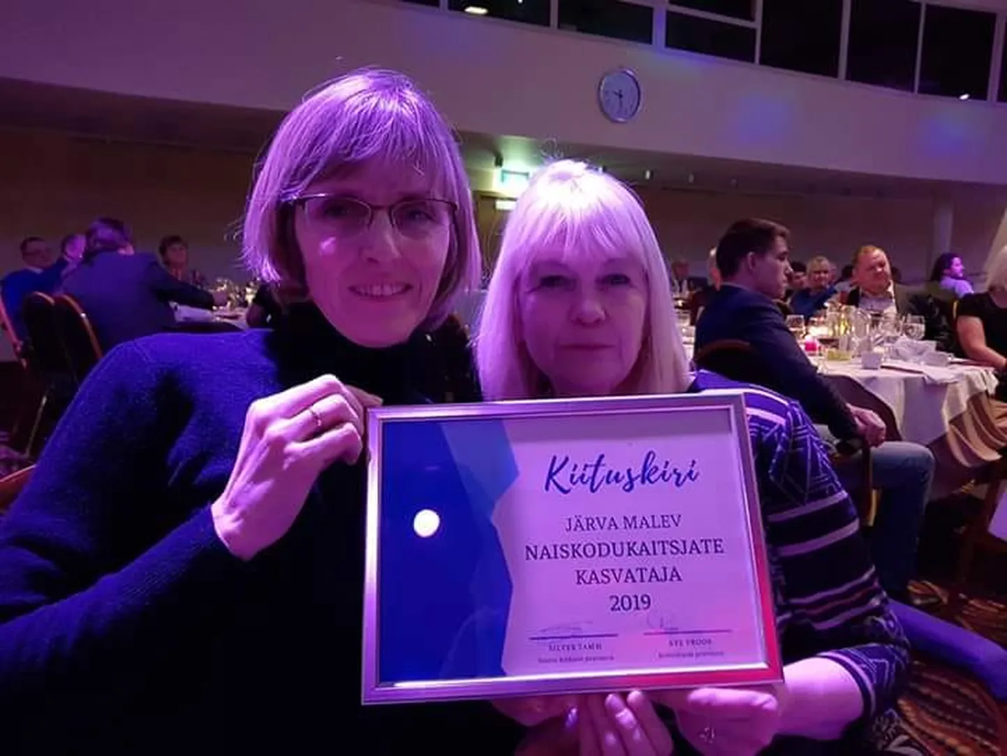 Kiituskirjaga on (vasakult) kodutütarde ringkonnavanema abi Triin Rannu ja kodutütarde instruktor Mare Hendrikson.