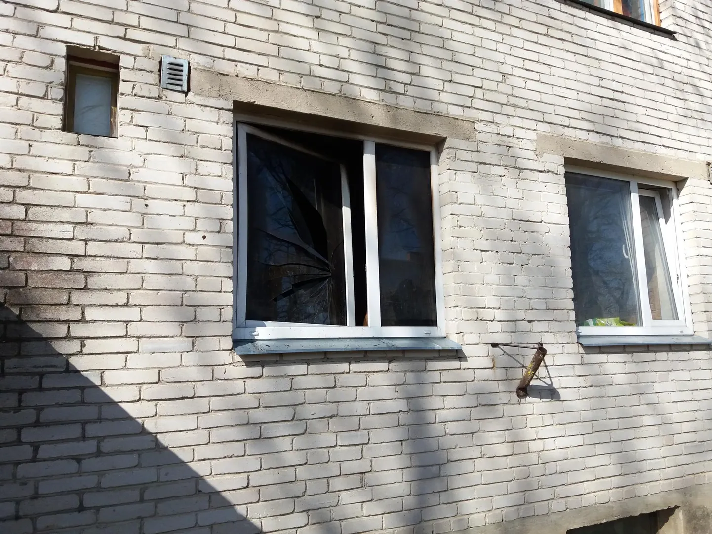 Tudus võis korteriakna purustada põlengust tekkinud kuumus.
