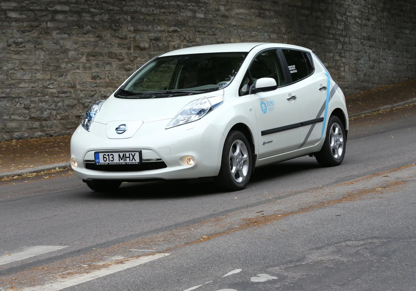 Reedel jõustuv seadus annab elektriautodele õiguse ühissõidukirajal sõita.