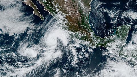 К побережью Мексики движется ураган Орлин