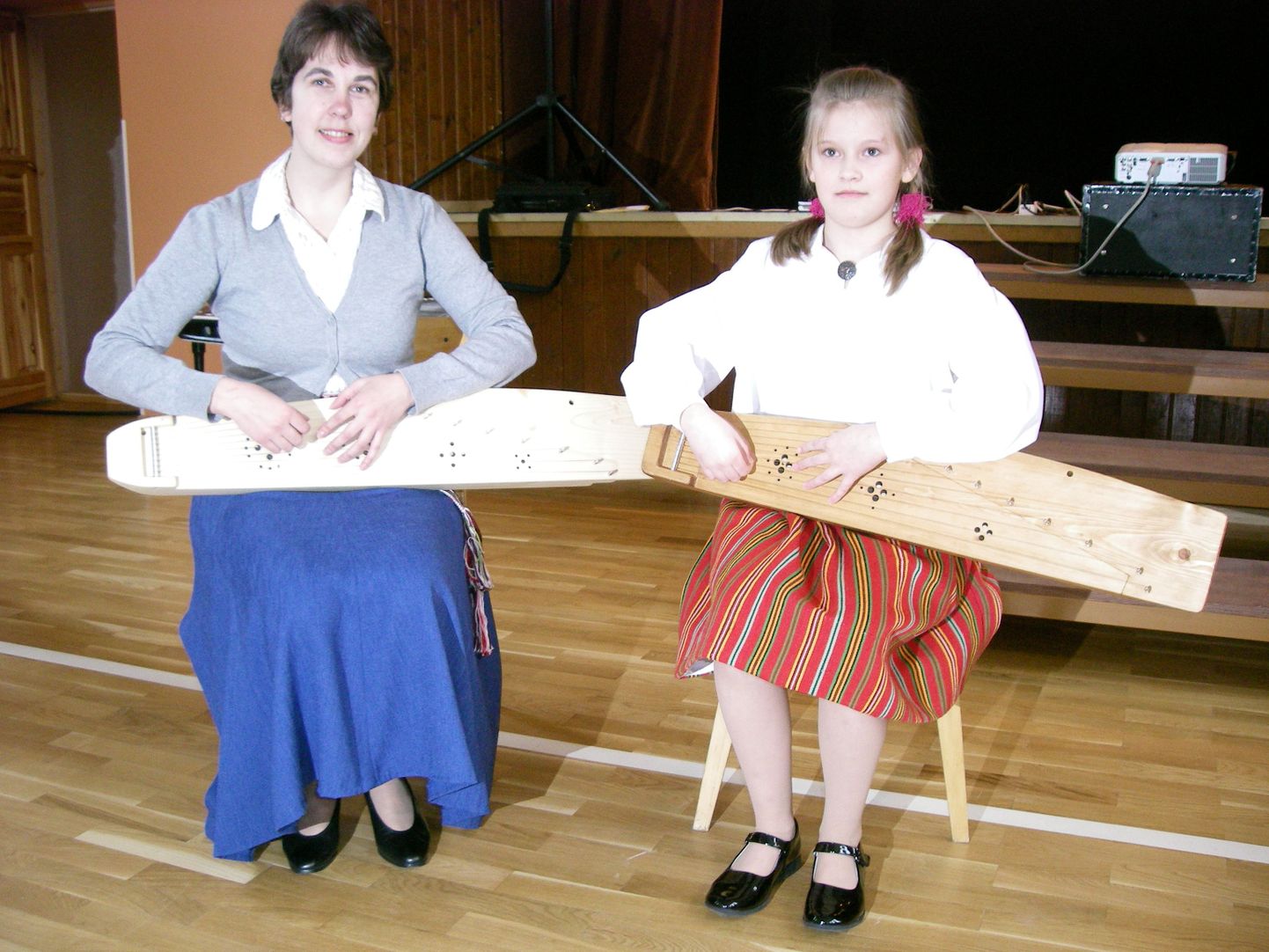 Pildil Valga muusikakooli õpetaja Koidu Ahk (vasakul) ja tema õpilane Elise Roodla.