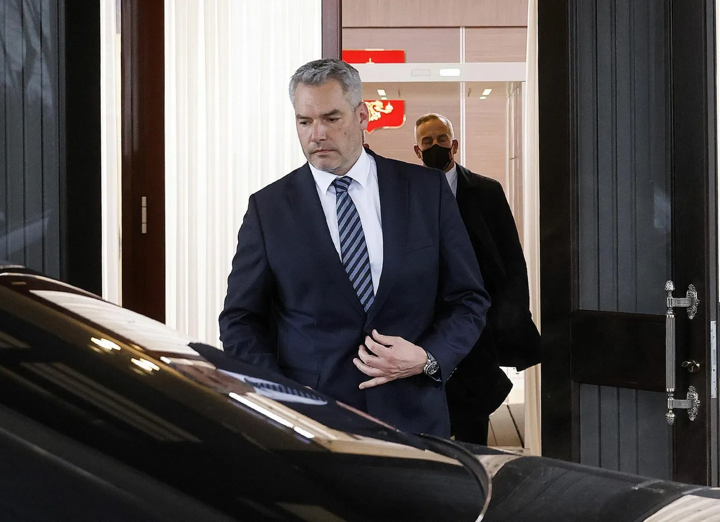 Austria kantsler Karl Nehammer istub eile õhtupoolikul autosse pärast kohtumist Venemaa riigipea Vladimir Putiniga Moskva lähedal Novo-Ogarjovos.
