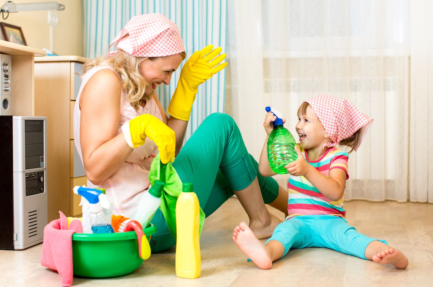 Ребенок помогает убирать дом. Иллюстративное фото