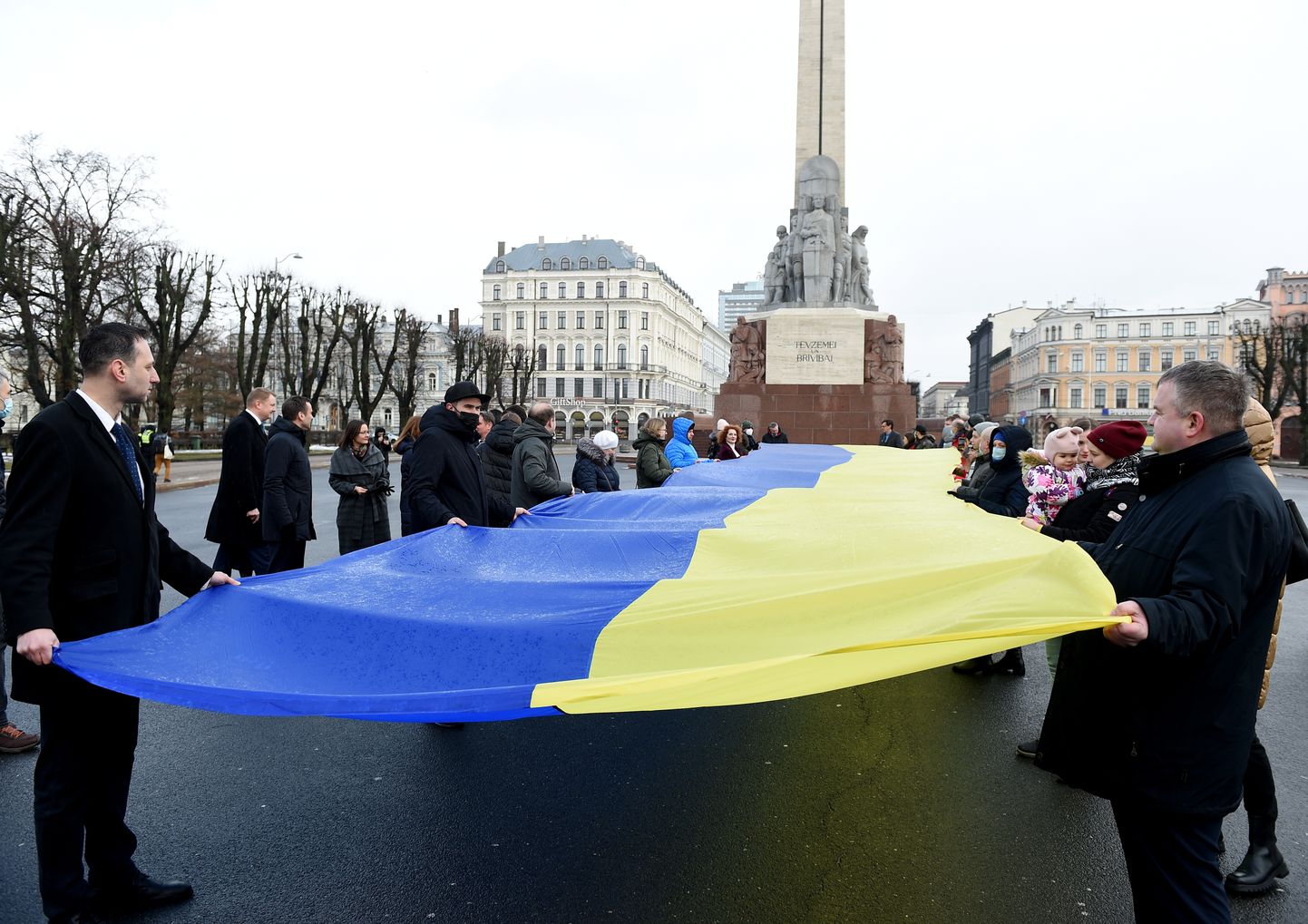 Atzīmējot "Ukrainas nedēļu", pie Brīvības pieminekļa izritināts lielais Ukrainas karogs, paužot atbalstu šīs valsts suverenitātei.