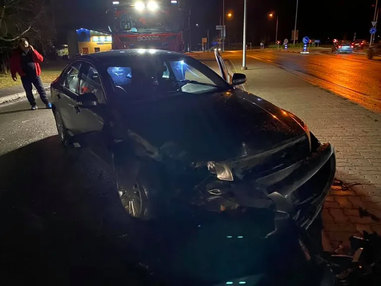 Autojuht sõitis kitsega kokkupõrke vältimiseks vastu posti.