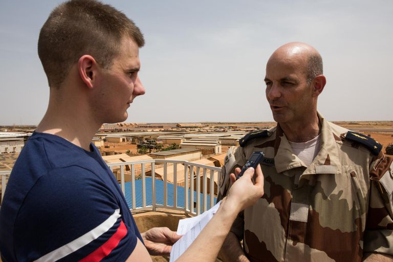 Oktoobris lendas Martin Kutti Euroopat tabanud migratsioonilaine lätetele Aafrikasse Malisse, kus Eesti sõdurid aitavad terrorismi ohjeldada. Pildil küsitleb ta brigaadikindral Philippe Adamit.