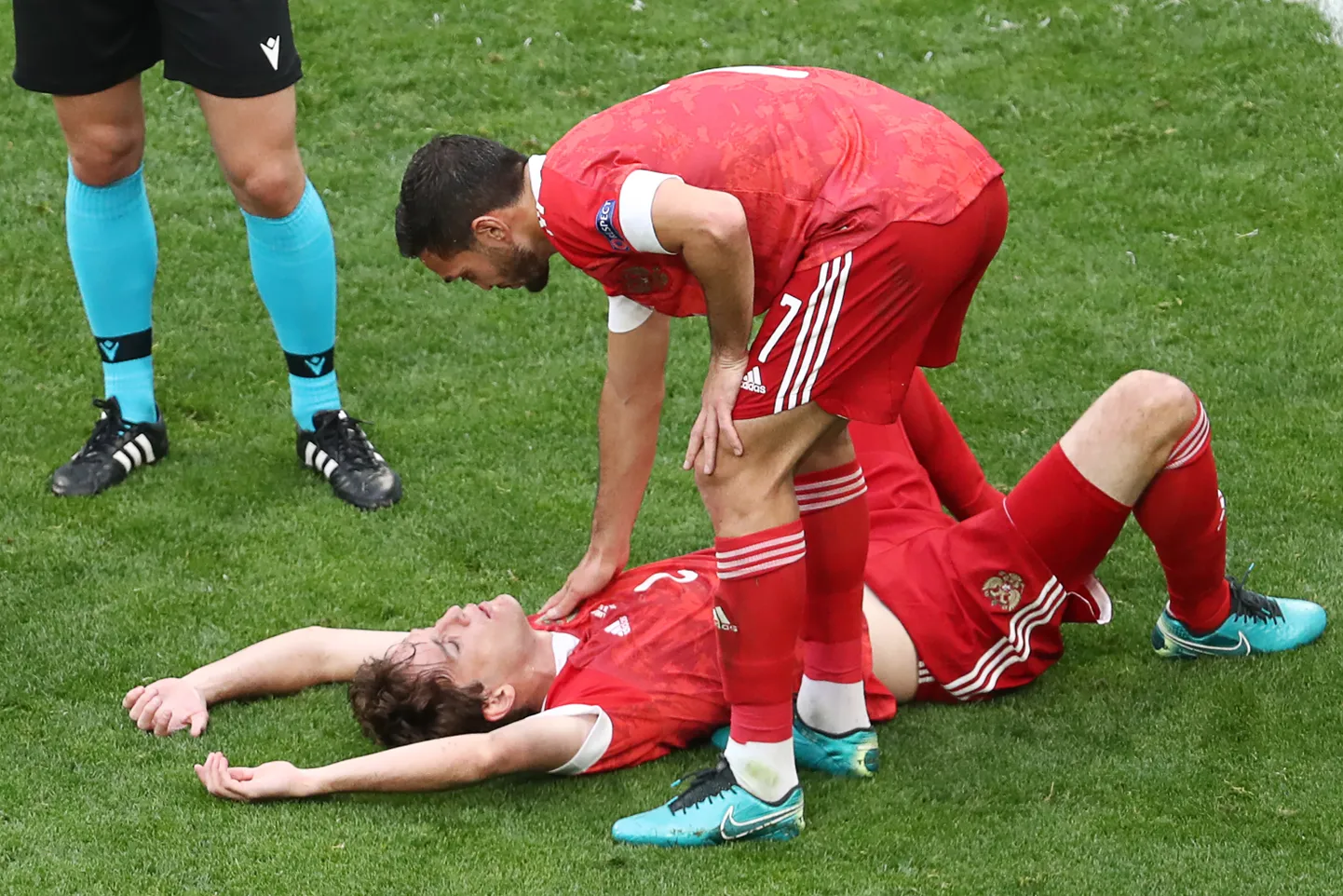 Mario Fernandes (pikali) sai tõsiselt vigastada.