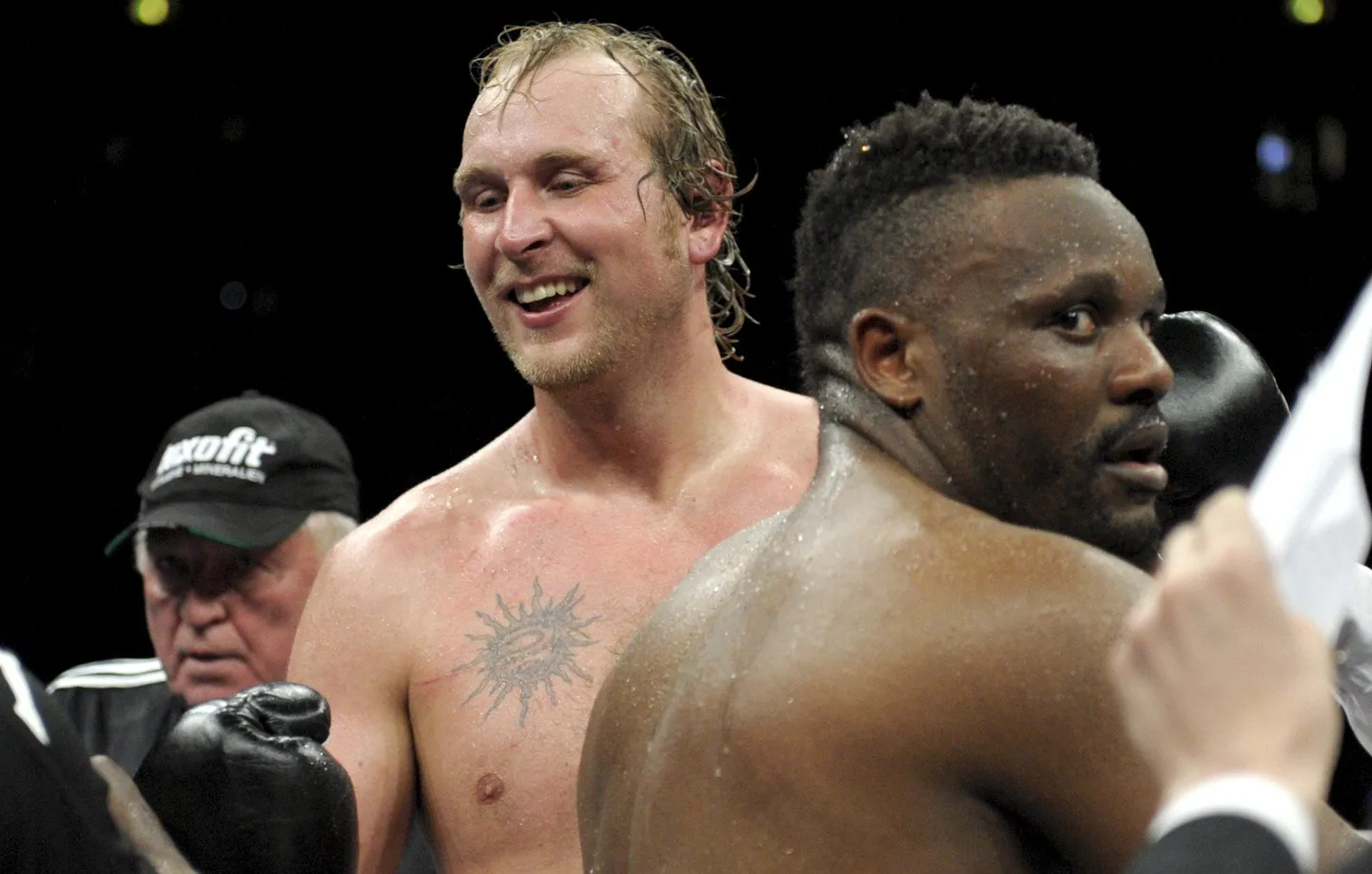 Robert Helenius (vasakul) ja Dereck Chisora pärast 2011. aastal peetud tiitlimatši.