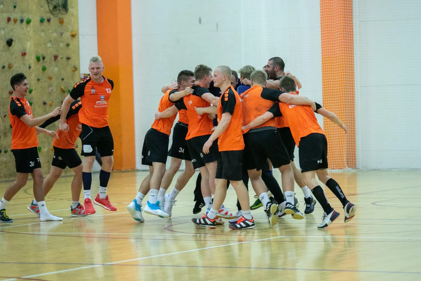 Enesekindel Tapa käsipallimeeskond lõi lõpusireeni kõlades kodusaalis võidutantsu. Samaväärne melu valitses ka spordihoone tribüünil.