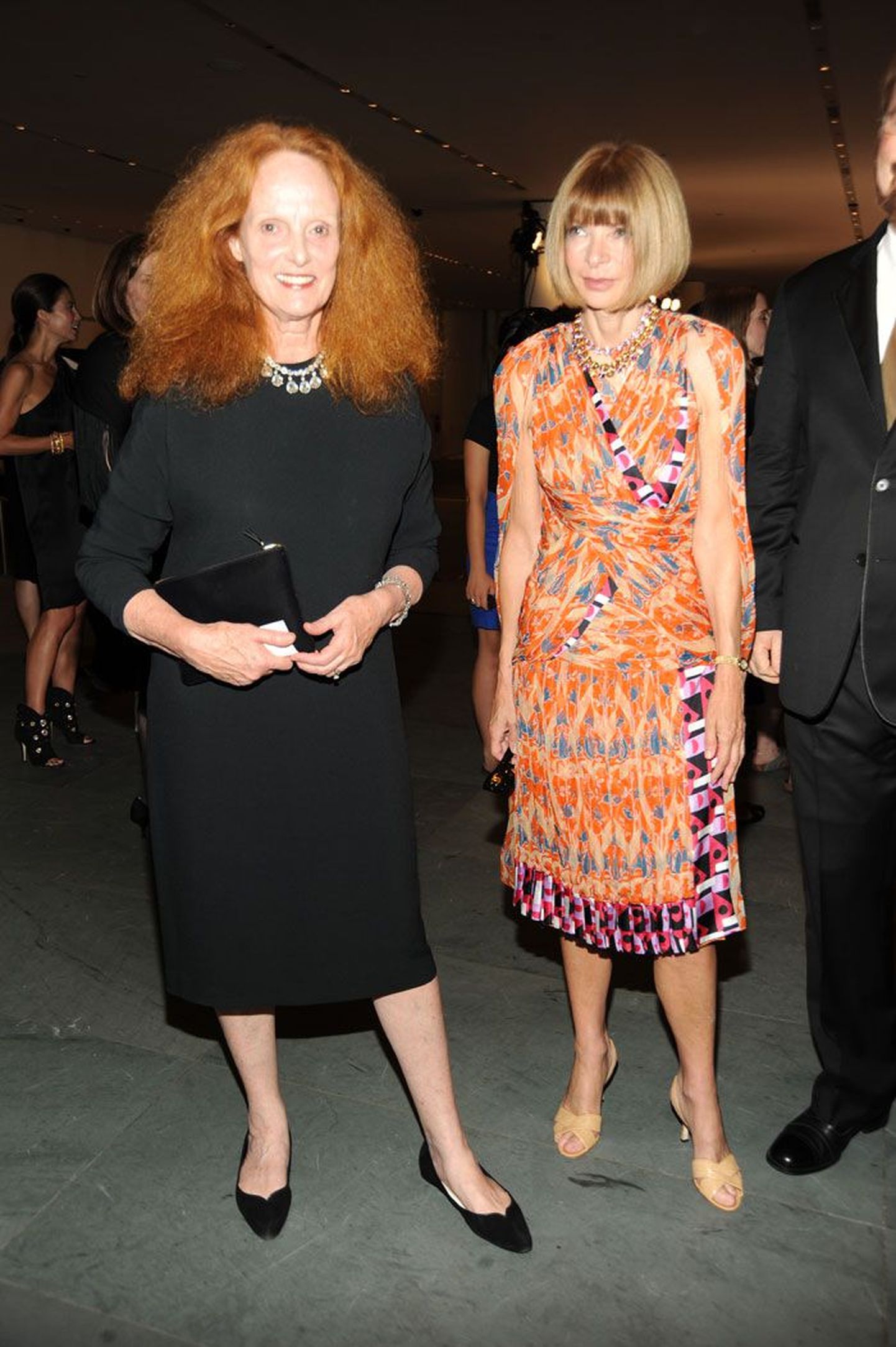 Vogue’i mitmekümneaastase staažiga tippstilist Grace Coddington (vasakul) ja kurikuulus peatoimetaja Anna Wintour «Septembrinumbri» esilinastusel.