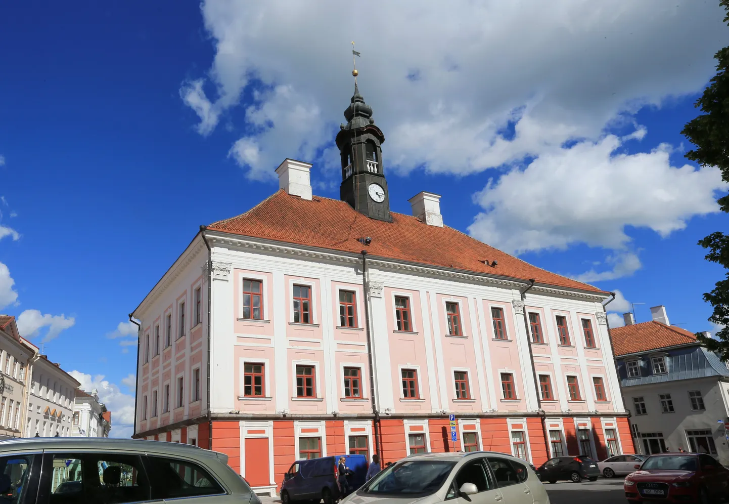 Tartu raekoja kariljoni kellad asuvad tornis.