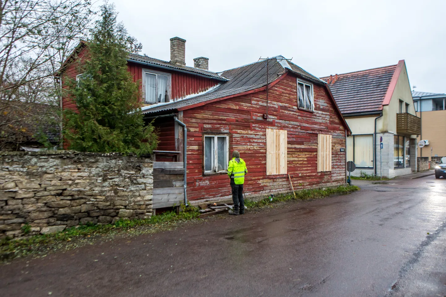 VÄHEM KOLE? Elamu tänavapoolsed aknad naelutatakse kinni, lippaed lammutatakse ning kiviaed taastatakse.
