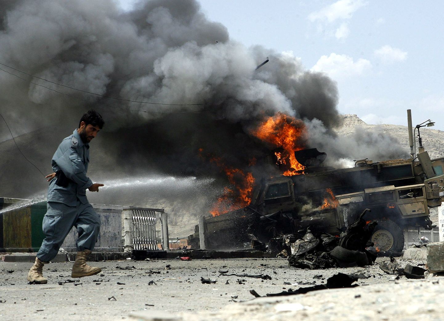 Talibani enesetapurünnak NATO konvoi vastu Jalalabadis 6. juunil.