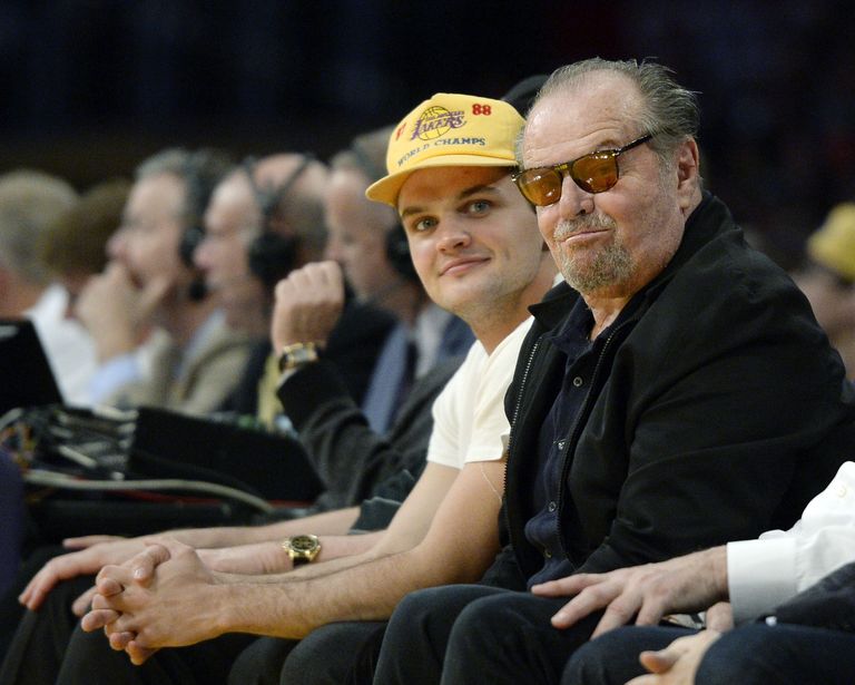 Jack Nicholson (paremal) ja ta poeg Raymond Nicholson vaatamas Los Angeles Lakersi ja Golden State Warriorsi kohtumist